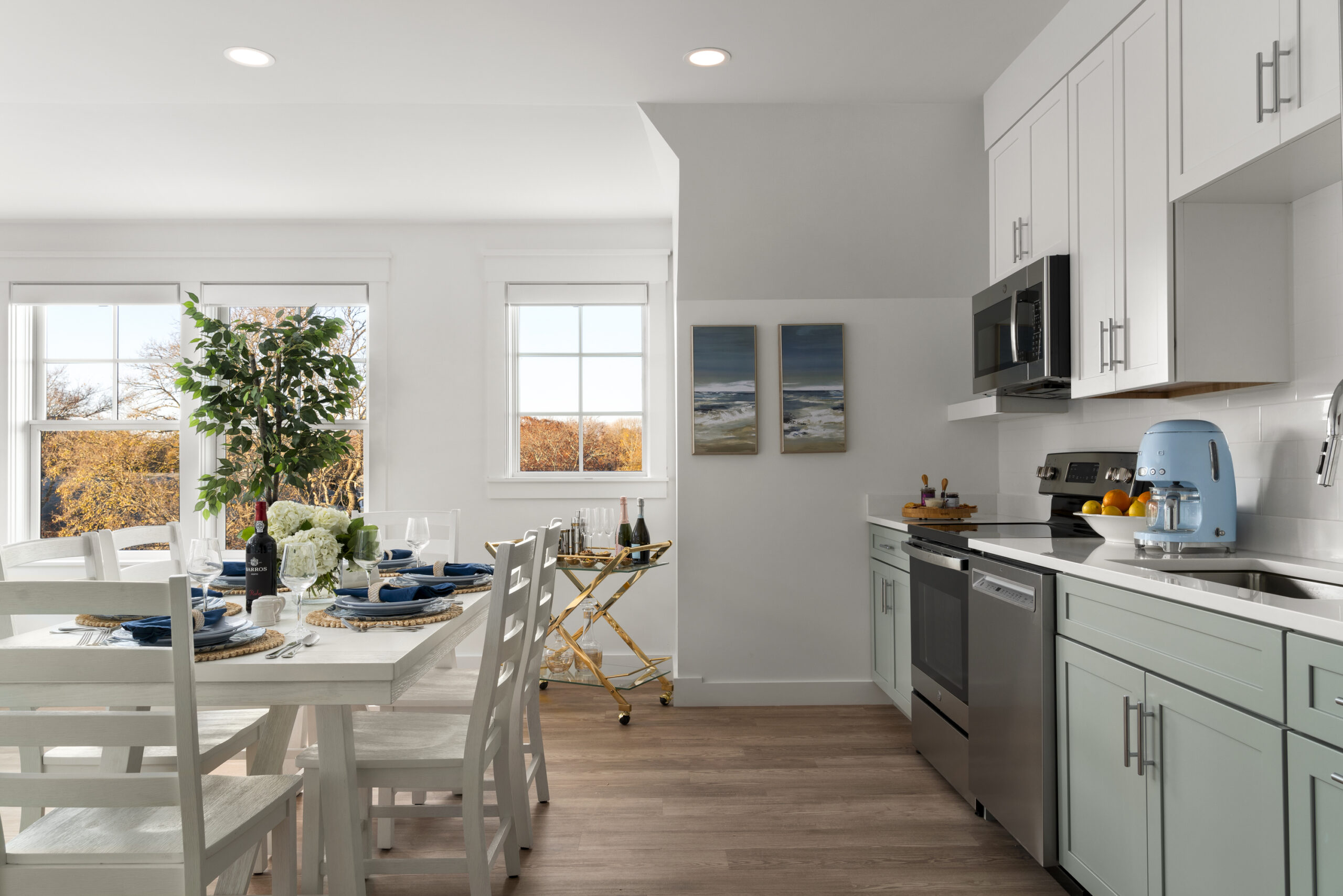 Dining room table, full kitchen